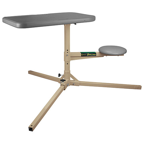Der Caldwell® Stable Table® bietet eine stabile Dreibein-Konstruktion, verstellbare Höhe, drehbare Tischplatte und praktische Reinigungswerkzeuge für präzises Schießen.