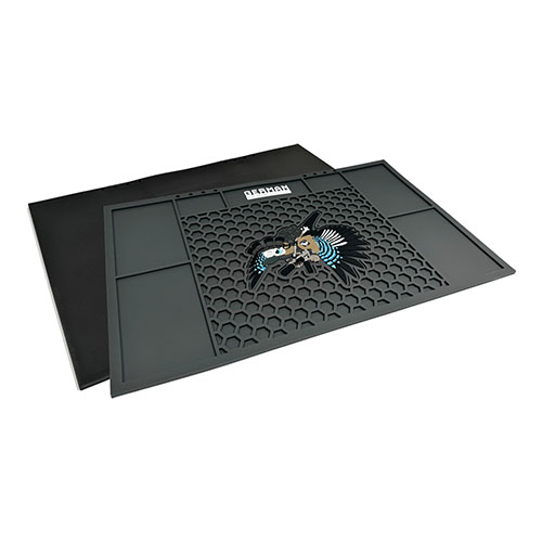 Die Maintenance Mat – Pistol sorgt für saubere, organisierte Pflege deiner Pistolen und Revolver mit einer hexagonalen Oberfläche und praktischen Werkzeughaltern.