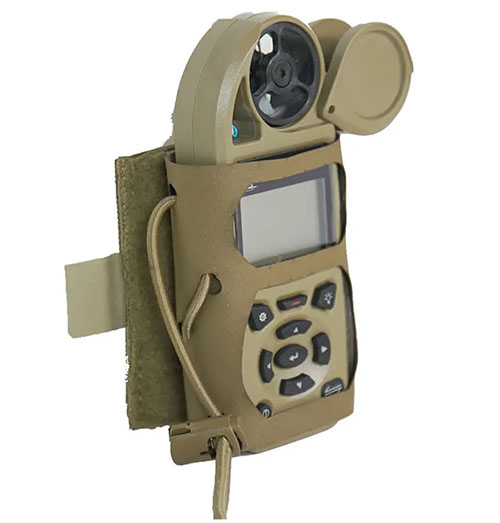 Mit dem ATI Wind Wrap kannst du deine Kestrel Wetterstation sicher an deinem Gewehr befestigen, ideal für schnelle Positionswechsel und immer einsatzbereit.