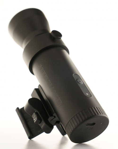 Der SPEEDTRACKER MACH IV bietet präzise Messungen mit 0,1% Genauigkeit, Bluetooth für einfache Datenübertragung und 4 Stunden Radarbetrieb in kompakter Bauweise.