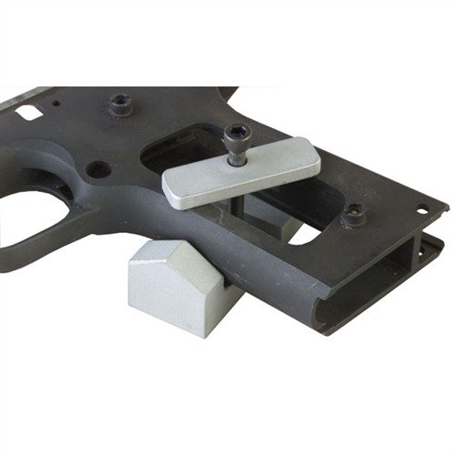 Der 1911 Checkering Guide sorgt für präzise Diamanten auf dem Front Strap, indem er sicher über den Rahmen der 1911 Auto geklemmt wird.