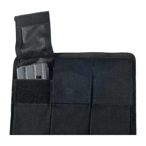 Die TRIPLE MAGAZINE POUCH aus robustem 1000 den Cordura Plus Nylon bietet sicheren Platz für 30- und 20-Schuss-Magazine, ideal für taktische Einsätze.