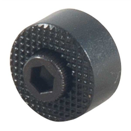 Der 1911 Oversized Magazine Release Button von Ed Brown bietet eine extra lange, griffige Oberfläche mit 40 lpi Checkering für schnellere Magazinwechsel.