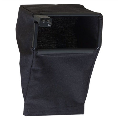 Der AR-15/M16 BRASS-SAVR Brass Catcher hält 70 Patronen, hat einen einfachen Öffnungsboden und passt perfekt zu flachen AR-Stilen, damit du dein verschossenes Material bequem sammeln kannst.