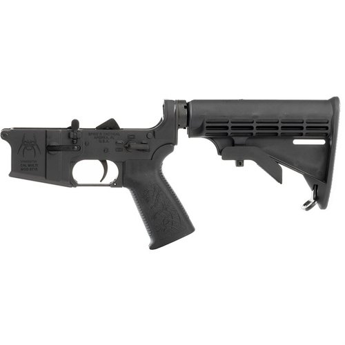 Der AR-15 COMPLETE M4 LOWER RECEIVER aus 7075 T6 Aluminium bietet präzise Passform, strapazierfähige Beschichtung und vollständige Ausstattung mit Buttstock.