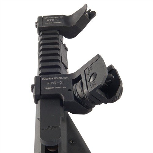 Die DUECK DEFENSE AR-15 Offset Rapid Transition Sights ermöglichen einen schnellen Wechsel von der Hauptoptik zu den Backup-Visierungen durch einfaches Neigen des Gewehrs.