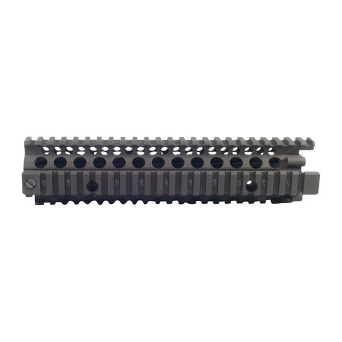 Der MK 18 RIS II Handguard bietet eine robuste Aluminium-Konstruktion, ermöglicht Barrel Free-Float und bietet zahlreiche Montagemöglichkeiten für Zubehör.