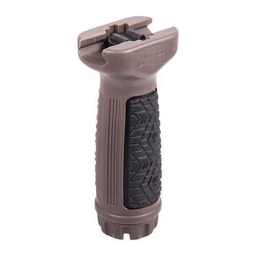 Der Daniel Defense Picatinny Vertical Foregrip bietet verbesserten Halt und Komfort dank der weichen, überzogenen Grifffläche und wasserdichtem Stauraum.