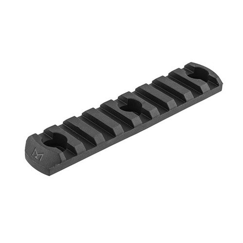 Die M-LOK Polymer Rail von MAGPUL ermöglicht dir eine kostengünstige und leichte Montage von Picatinny-Zubehör an M-LOK Handgriffen und Vorderschäften.