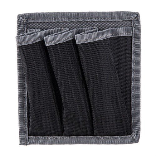 Der UNIVERSAL MAGAZINE HOLDER von G.P.S. bietet eine Hook and Loop Rückseite für Teppichsafes und eine magnetische Rückseite für Metallsafes, ideal für gängige Schießzubehör.