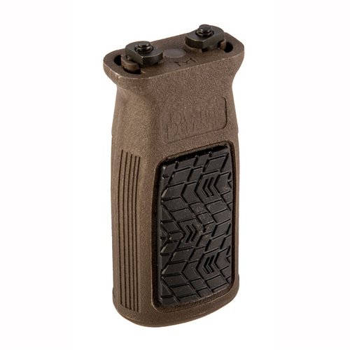 Der M-LOK Vertical Grip von Daniel Defense bietet dank der gummierten Oberfläche einen komfortablen Halt bei nassen und trockenen Bedingungen.