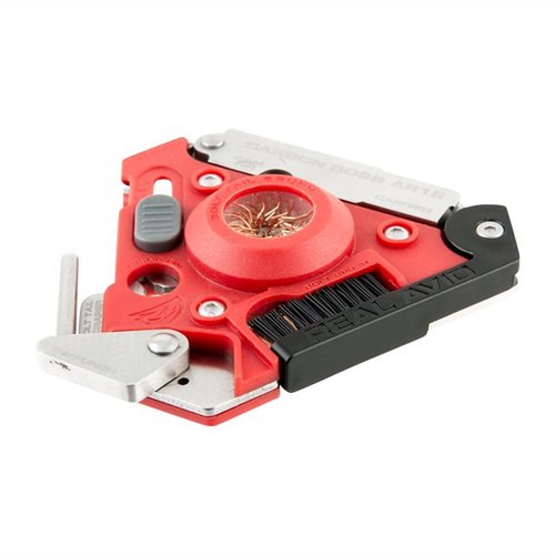 Der Real Avid AR-15 Carbon Boss bietet 12 spezielle Oberflächen, um Kohlenstoff von deinem AR-15 zu entfernen, inklusive Pins, Schaber und einer Reinigungsbürste.