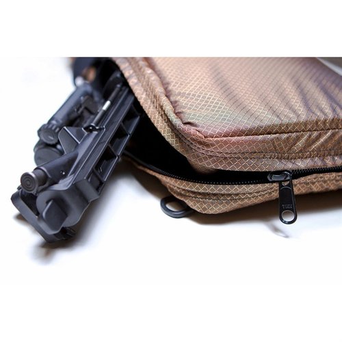 Der TopStop AR Upper Receiver Cover schützt deine AR15 oder M4 Oberteile vor Schmutz, verhindert das Herausfallen von Bolt Carrier Group und Charging Handle und ist extrem robust.