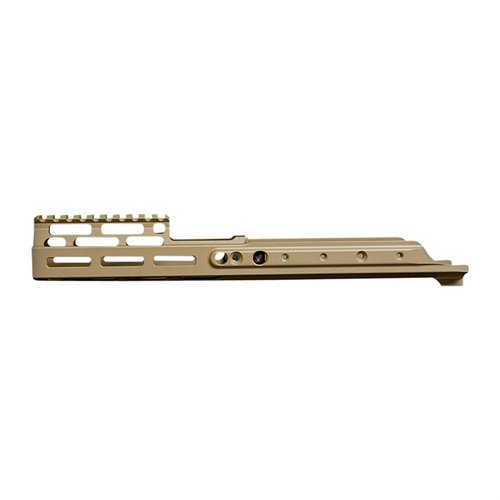 Die SCAR MREX MARK II M-LOK Handguards aus 6061-T6 Aluminium bieten zahlreiche M-LOK Slots, um Zubehör wie Lichter und Laser einfach zu montieren.