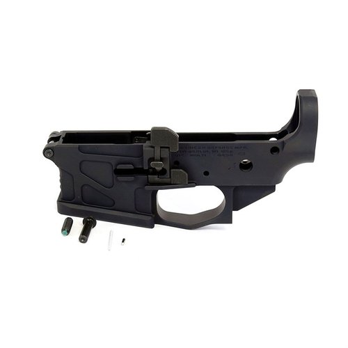Der American Defense ADM UIC Stripped Lower Receiver bietet eine verbesserte 20-Grad-Magwell, verstärkte Rippensysteme und einen beidseitigen Magazinrelease.