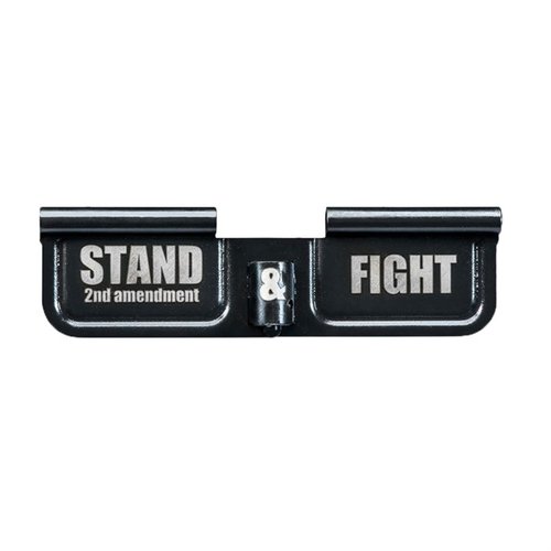 Der AR-15 Stand and Fight Ejection Port Cover von Phase 5 schützt vor Schmutz und zeigt deinen Einsatz für die Second Amendment-Rechte mit stilvollem Design.