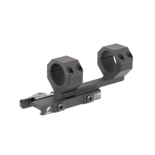 Die Delta Cantilever Scope Mount von American Defense ist leicht, stark und bietet durch das QD Auto Lock Lever-System eine sichere Montage für dein AR-15.