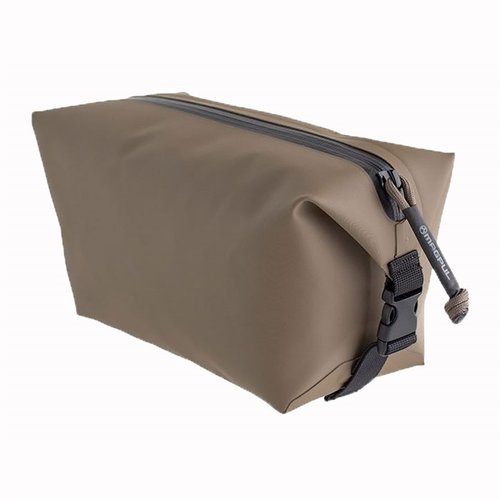 Die DAKA Takeout Pouch ist eine wetterfeste, 3,5-Liter Tragetasche mit expandierbarem Öffnung, YKK Aqua Guard Reißverschluss und robustem Design für jeden Einsatz.