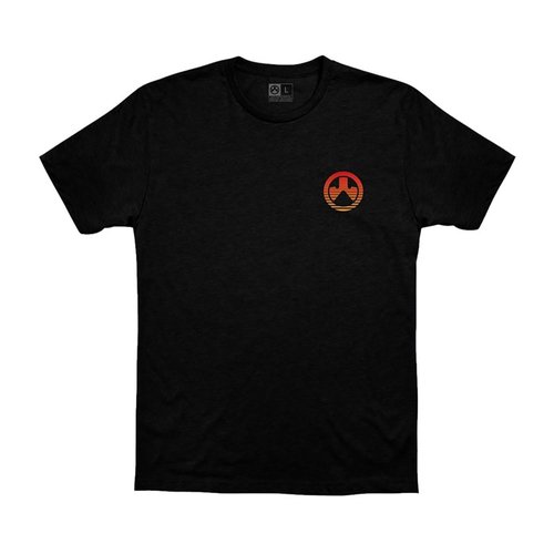 Hol dir das SUN'S OUT T-SHIRT von MAGPUL! Aus 100% Baumwolle, bequem mit einem tag-losen Nackenlabel, langlebig durch doppelte Nähte und in Schwarz oder Marine erhältlich.