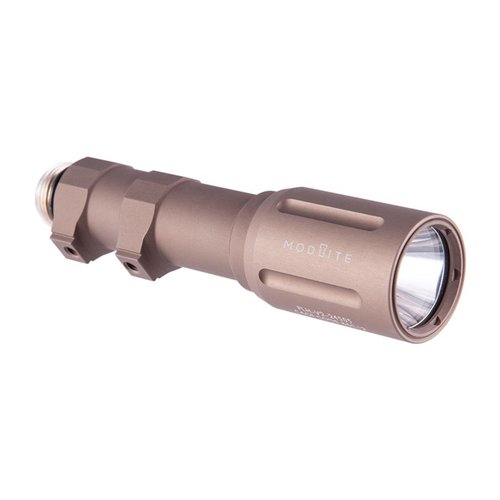 Die Modlite PLHv2 18650 Waffe Lampe bietet 1350 Lumen, 54.000 Candela, eine hervorragende Balance zwischen Flut und Reichweite und ist in den USA gefertigt.