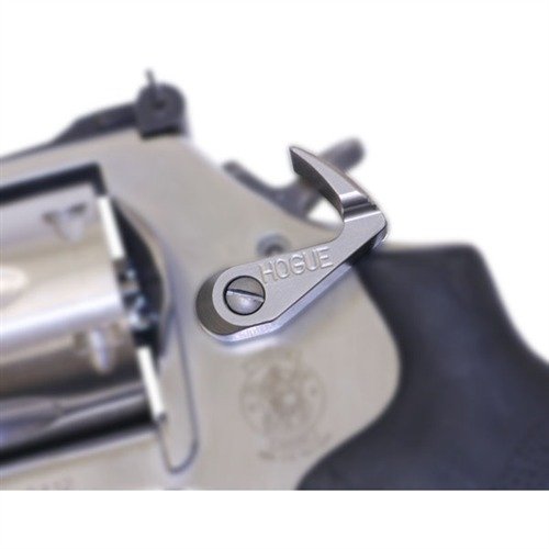Der HOGUE S&W Revolver Extended Cylinder Release Latch ermöglicht dir schnelles Nachladen ohne Griffverlagerung, dank ergonomischem Design und großem Daumenpad.