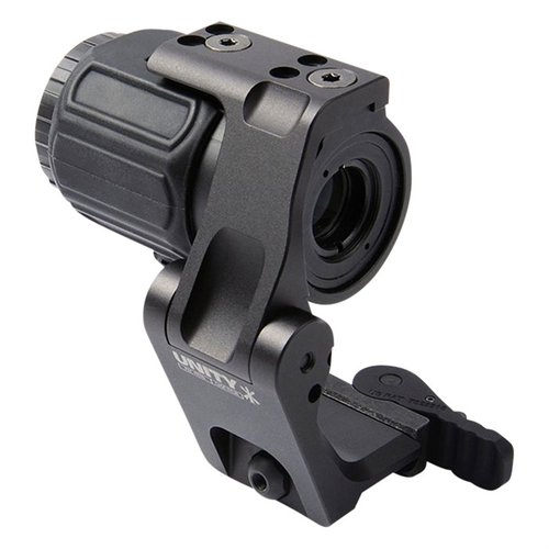 Der UNITY TACTICAL FAST OMNI MAGNIFIER MOUNT mit Flip-To-Center Mechanismus bietet eine kompakte Lagerung und schnellen Wechsel, ohne die Sicht zu beeinträchtigen.