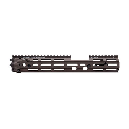 Die Daniel Defense RIS III Rail bietet ein leichtes, robustes Design mit M-LOK-Anschlüssen, einem freien Lauf für mehr Präzision und einer stabilen Befestigung.