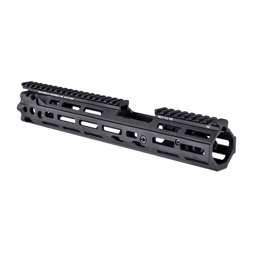 Die Daniel Defense RIS III Rail bietet ein leichtes, freischwebendes Design aus Flugzeug-Aluminium, 7 M-LOK Befestigungspunkten und eine ununterbrochene obere Schiene.