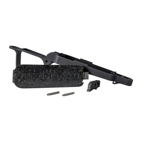 Das FFT SHORT ACTION CF BOTTOM METAL FLOOR PLATE ASSEMBLY von Christensen Arms bietet eine leichte und stilvolle Lösung für deine Short Action Waffen mit Carbonfaser.