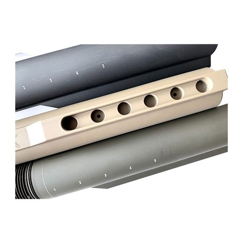 Die REF Receiver Extension bietet 6 Positionen, zusätzliche Ablauflöcher und seitliche Markierungen für eine schnelle Identifikation, alles in robustem 7075 Aluminium.