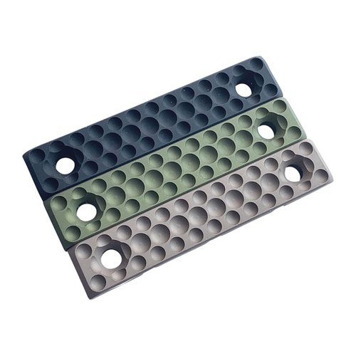 Das M-LOK Cable Management Panel schützt und leitet Kabel sicher, ist aus 6061 Aluminium gefertigt und ermöglicht verschiedene Kabelverläufe. Ideal für deine Ausrüstung!