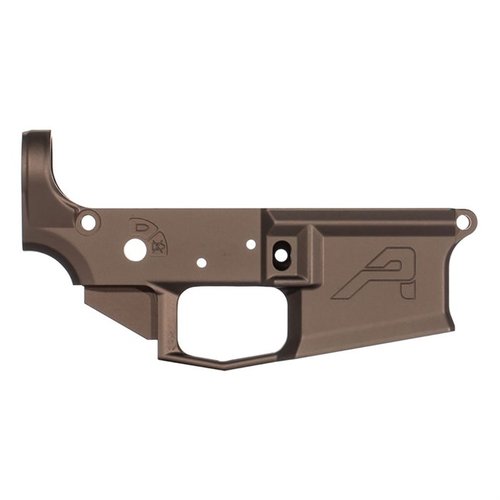 Der Aero Precision M4E1 Stripped Lower Receiver bietet die Stärke eines gefrästen Empfängers, eine universelle Passform und praktische Features für dein AR-15.