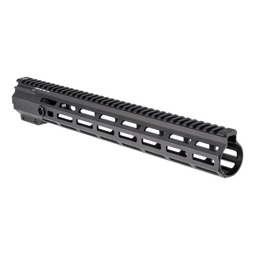 Die SXT Series M-LOK Handguards bieten ein schlankes Design, einfache Montage, einen ambidextrösen QD Sling Point und ein 7-seitiges M-LOK® System für deine AR-15.
