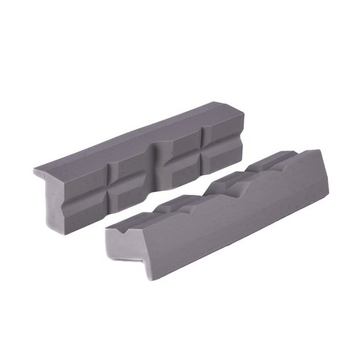 Die BROWNELLS Gunsmith Vise Jaws bieten dir maßgeschneiderte Einsätze für deinen Werkstattvise, um empfindliche Teile sicher zu halten und Beschädigungen zu vermeiden.