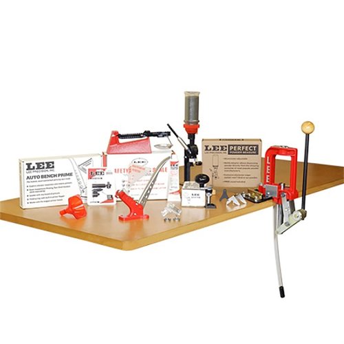 Das BENCH PRIME PRESS KIT von LEE PRECISION bietet dir die Flexibilität des Primings auf dem Tisch oder mobil, mit dem Auto Bench Prime und drei Shell Holders für über 60 Patronen.