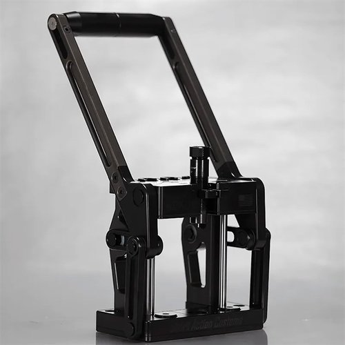 Die NEXUS PRESS bietet eine präzise und konsistente Wiederladeerfahrung mit einem innovativen dualen Shell Holder System und einzigartiger Die Retention.