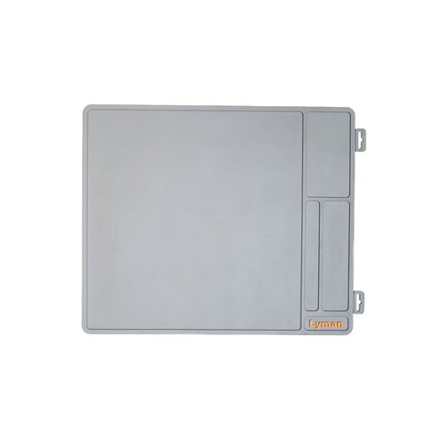 Schütze deine Waffe und deinen Arbeitsplatz mit der Lyman Armorer's Mat! Chemikalienbeständig, rutschfest und mit praktischen Fächern für eine organisierte Arbeit.