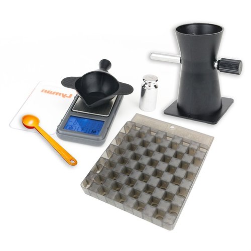Das POWDER HANDLING STARTER SET von LYMAN bietet dir präzise und zuverlässige Ausrüstung mit einer digitalen Pocket Touch 1500 Waage, einem E-ZEE Flo Trickler und einem Universal Loading Block.