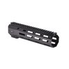 Die AR-15 MI SP SERIES 9" M-LOK Handguards in Schwarz bieten dir eine leichte, robuste Bauweise und zahlreiche Montagemöglichkeiten für Zubehör.