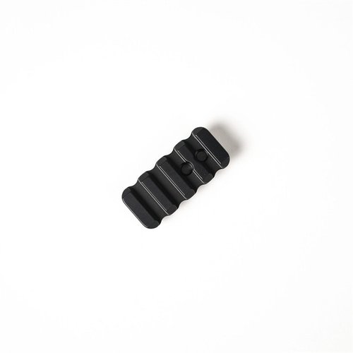Die MATCH SCOPE RING PICATINNY ACCESSORY RAIL von AREA 419 ermöglicht dir, Zubehör wie Dope Cards oder Red Dots an deinen Scope Rings zu befestigen.