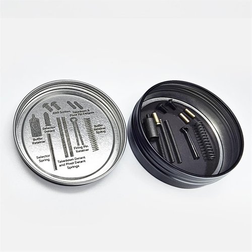 Das RISE ARMAMENT OH SH#T Spare Parts Kit für AR-15 bietet magnetische Aufbewahrung, schnelle Teileidentifikation und passt perfekt in deine Werkzeugtasche.