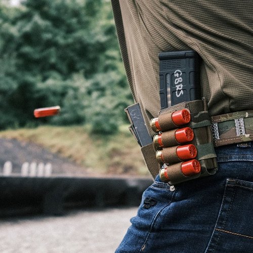 Der GBRS Group Shotgun Shell Sleeve ist leicht, passt perfekt über deine Single Rifle Magazine Pouch und bietet sicheren, schnellen Zugriff auf deine Schrotpatronen.