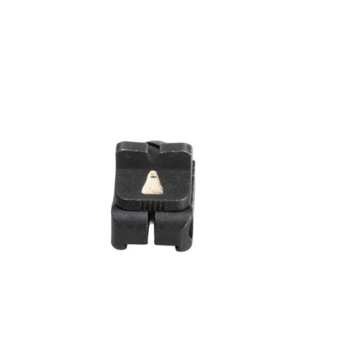 Die REMINGTON Rear Sight Sub Assembly für die Remington 870 bietet eine präzise Zielhilfe mit einem weißen Pfeil, ideal für verbesserte Schussgenauigkeit.