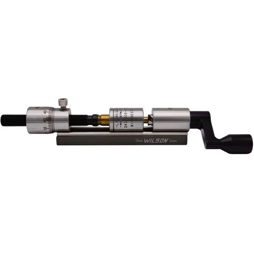 Der L.E. WILSON Case Trimmer mit Micro Adjust und TiN Cutter bietet präzise Längenanpassungen von .001"", außergewöhnliche Haltbarkeit und konsistente Ergebnisse.