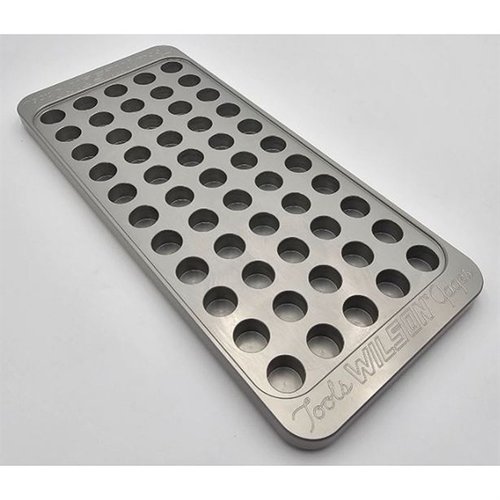 Die L.E. Wilson Billet Aluminum Reloading Trays bieten unübertroffene Haltbarkeit, ein stapelbares Design und eine 55-Loch-Anordnung für effizientes Laden und Handhabung.