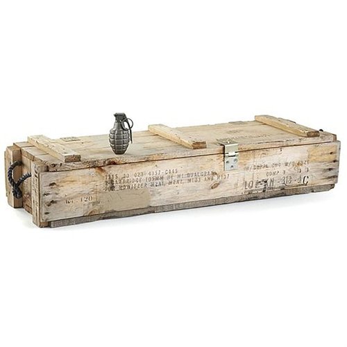 Entdecke die GI 105MM Holz-Munitionkiste aus solidem Holz mit einzigartigen Markierungen, robusten Metall-Scharnieren und praktischen Seilgriffen für einfachen Transport.