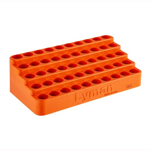 Die Lyman Bleacher Loading Blocks erleichtern das Nachladen, indem sie 50 .308 Win. Hülsen sicher halten und durch ihre schräge Form leicht entnommen werden können.