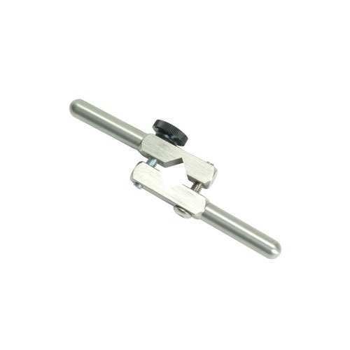 Der NECK TURNING HANDLE von Sinclair International ist ein praktischer Zusatzgriff für dein Neck Turning Tool, der dir mehr Komfort und Kontrolle beim Arbeiten bietet.