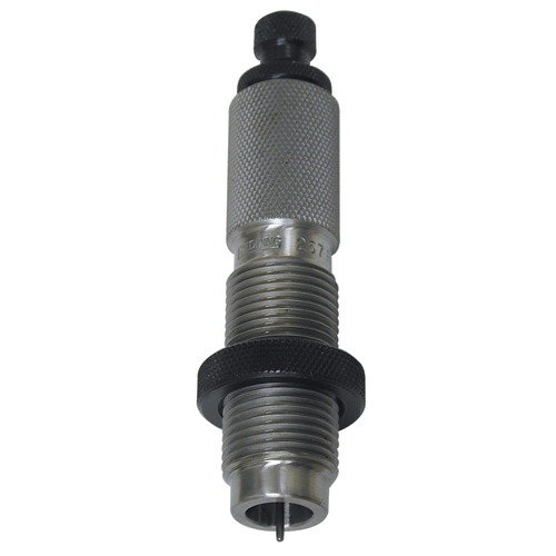 Die FULL LENGTH SIZING DIES von REDDING formen die gesamte Länge deiner Patronen, inklusive Hals und Körper, und bieten eine präzise Anpassung mit Decapping- und Expander-Ball.