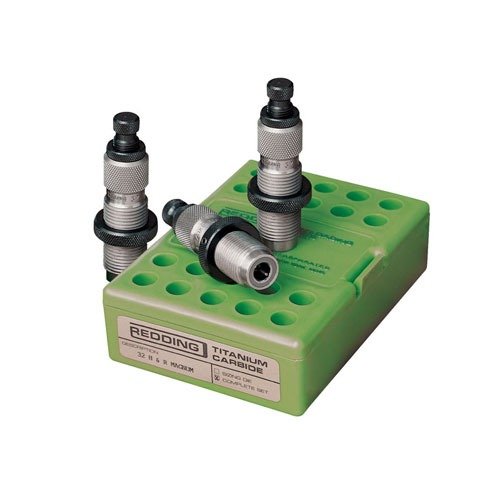 Entscheide dich für das Redding Titanium Carbide Set: höchste Härte, kein Schmieren nötig und perfekte Passform für progressive Reloading-Maschinen.